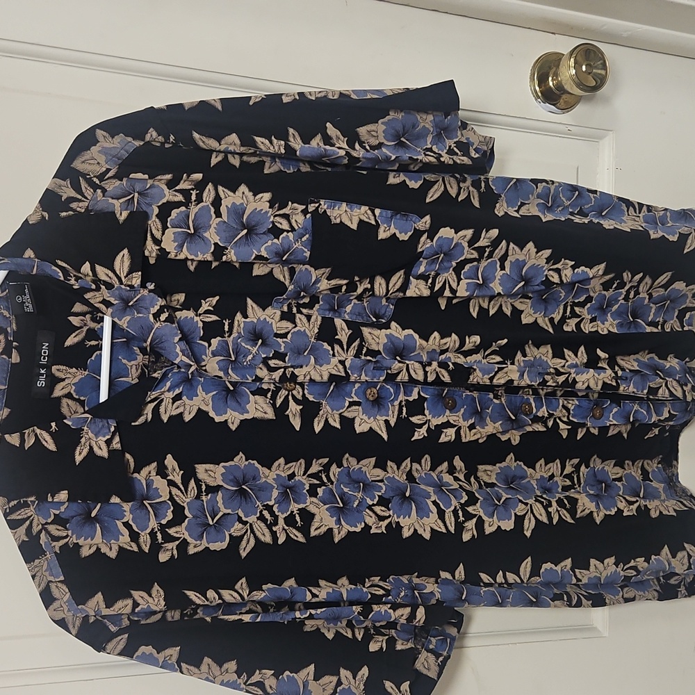 Silk icon blue habiscus men's shirt coconut.Shell buttons